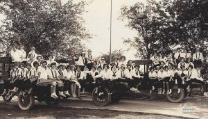 OUT FOR A RIDE Hockaday students enjoy a “Hay Ride” on the way to an Athletic Association Picnic in 1925. Photo provided by Holly Hook