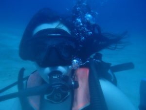 CAPTION: DIVING IN Sophomore Nicole Krampitz scuba dives in Roatán, Honduras over Spring Break. PHOTO PROVIDED BY NICOLE KRAMPITZ 