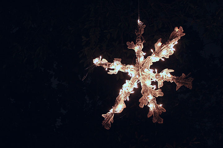 A+close-up+shot+of+a+snowflake+Christmas+light.+%28Klein%29