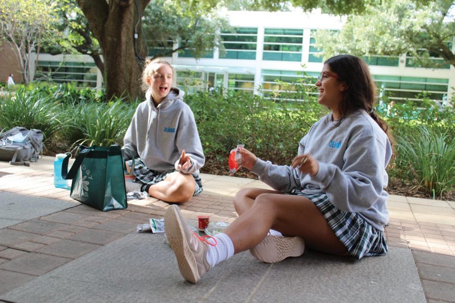 Eva Framjee and Emma Simons enjoying an outdoor lunch in Metzger Plaza. photo by Lauren Bailey.