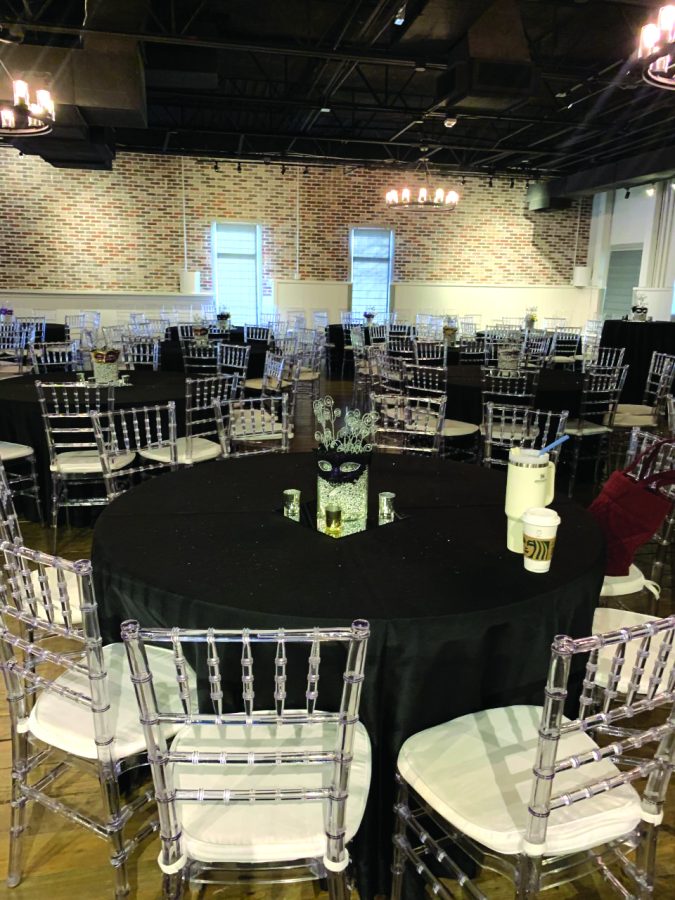 A+table+at+Winter+Formal+with+a+Masquerade-themed+centerpiece+awaits+students.+