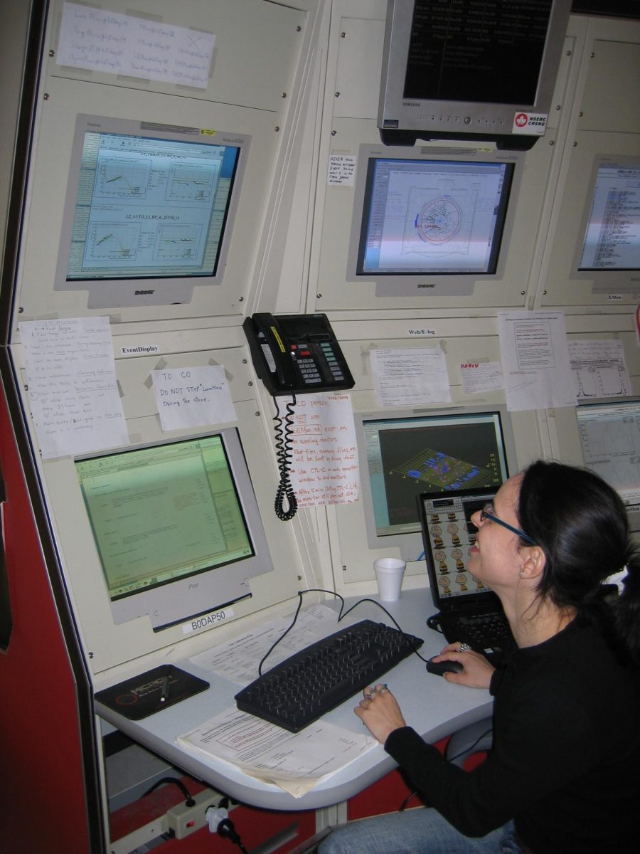 Moed at control room at Fermilab.